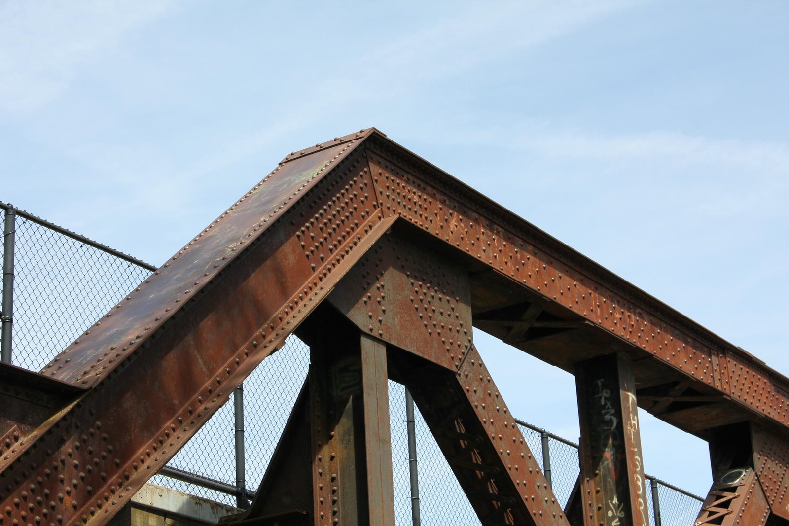 Upper angle connection